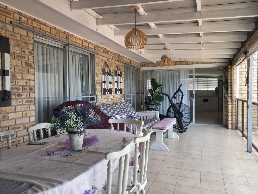 5 Bedroom Property for Sale in Wavecrest Eastern Cape